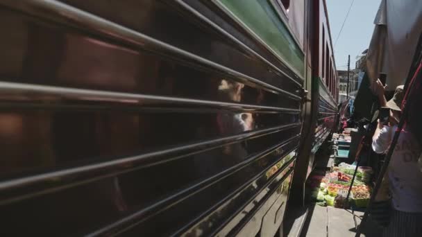 Maeklong Railway Market Train Passing Market Stalls Railway Train Tracks — Vídeos de Stock