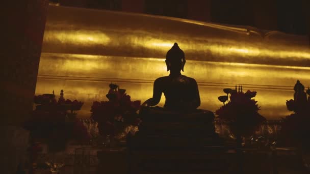 Thailand Gold Buddha Statue Buddhist Temple Reclining Buddha Bangkok Dark — Stockvideo