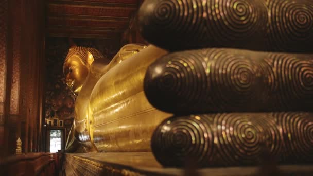 Thailand Enormous Gold Reclining Buddha Large Buddhist Statue Temple Reclining — Stock video
