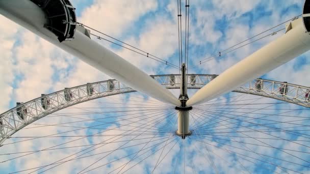 London Eye Clouds Blue Sky Iconic Building Famous Tourist Attraction — Vídeo de Stock