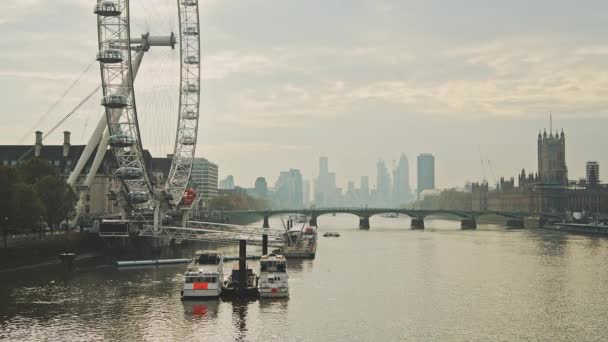 London Eye River Thames Warm Orange Hazy Sunset Light Westminster — Vídeo de Stock