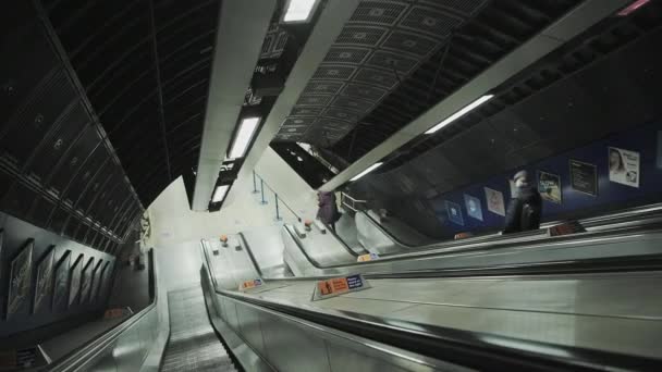Quiet Escalator London Underground Tube Train Station Covid Coronavirus Pandemic — Wideo stockowe