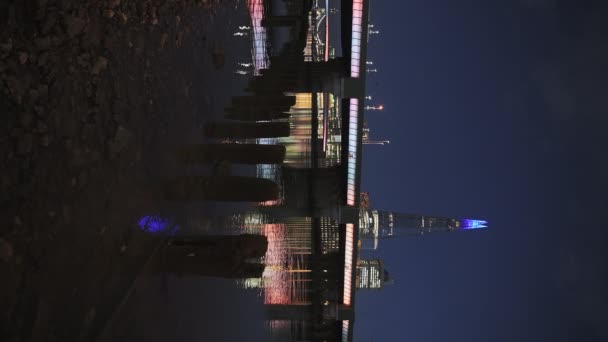 Vertical Video London Skyline Lights Night River Thames Beach Low — Vídeo de Stock