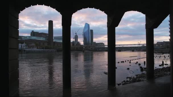 Tate Modern London City Skyline Sunset River Thames Beach Low — Stock video