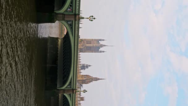 Vertical Video River Thames Westminster Bridge London Coronavirus Covid Lockdown — Stockvideo