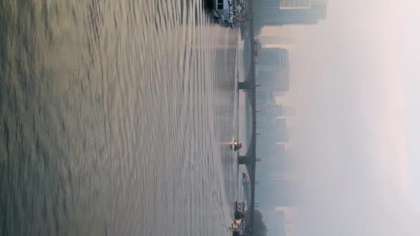 Vertical Video Iconic Central London City Skyline River Thames Red — 图库视频影像
