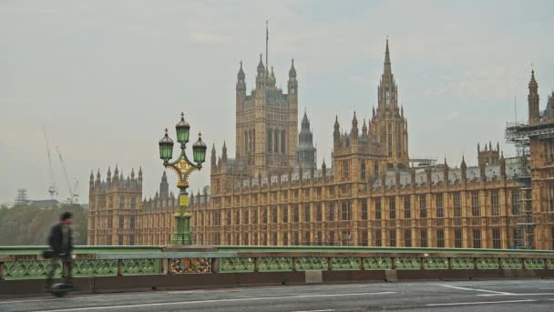 London Coronavirus Covid Lockdown One Person Commuting Using Onewheel One — Stok video