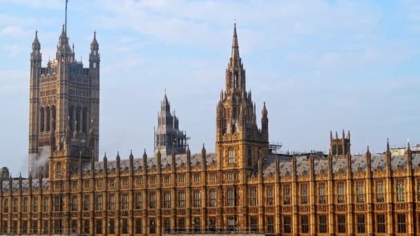 Houses Parliament Iconic London Building Tourist Attraction Bright Blue Sky — Stock video