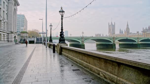 London Coronavirus Covid Lockdown Person Walking Deserted Empty Streets River — ストック動画