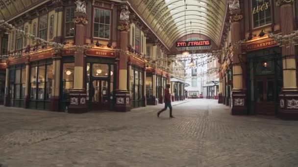 One Person Walking Empty Street Coronavirus Covid Lockdown City London — Vídeos de Stock