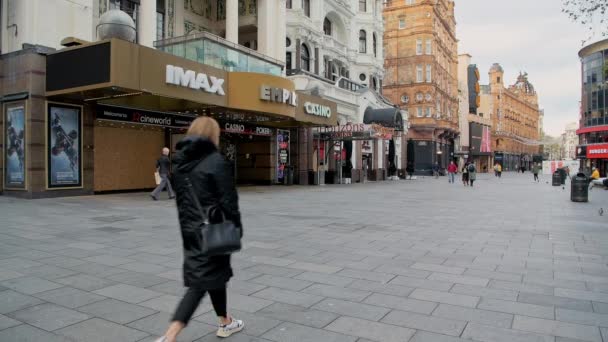 London Covid Coronavirus Lockdown Leicester Square Unusually Quiet Streets Imax — Stock video