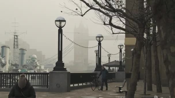 One Person Walking Bicycle Tower Bridge London First Morning Coronavirus — стоковое видео