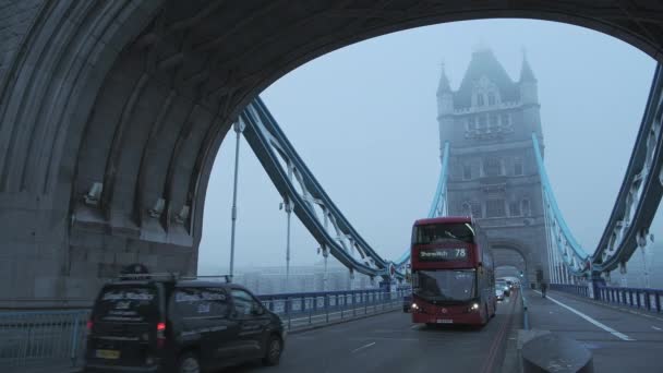 Red London Bus Driving Traffic Tower Bridge London Foggy Misty — Αρχείο Βίντεο