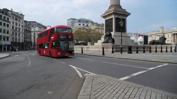 Quiet Empty Streets London Only One Red London Bus Coronavirus — стокове відео