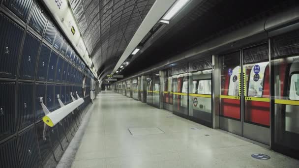 London Underground Tube Train Covid Coronavirus Lockdown Pandemic England Showing — Wideo stockowe