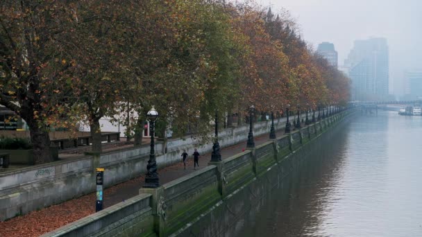 London Coronavirus Covid Lockdown People Running Jogging River Thames South — Stok Video