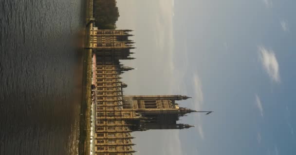 Vertical Video Timelapse London River Thames Houses Parliament Iconic Building — Stockvideo