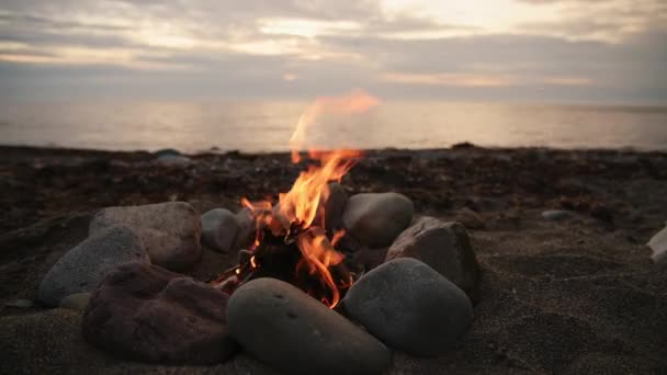 Wild Camping Beach Small Campfire Bonfire Surrounded Rocks Shore Wales — Vídeo de Stock