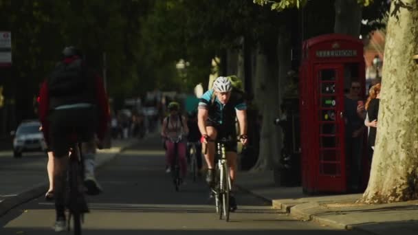 Large Number People Cycling London Covid19 Lockdown Wearing Face Masks — Video Stock