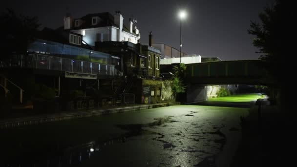 Moody Night View Canal Buildings Bright Green Algae Water — Vídeo de Stock