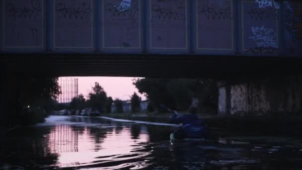 Adventurous Kayaker Paddles Canal London Urban Kayaking Dusk Static Shot — Wideo stockowe
