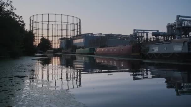 Man Going Urban Kayak Adventure Sunset Creating Ripples Water Green — Stock Video