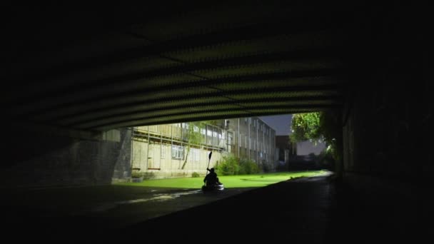 Kayaker Small Raft Paddling Dark Bridge London Lockdown Static View — Vídeos de Stock