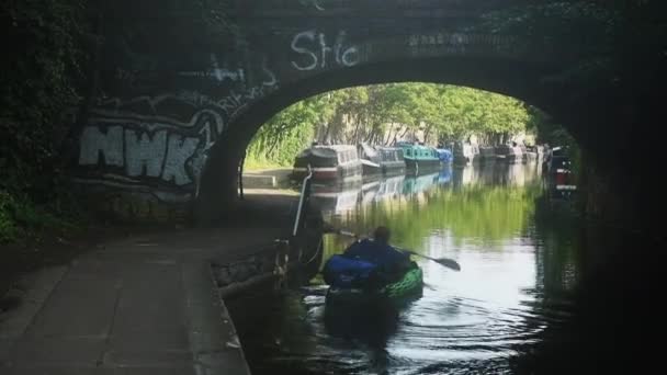 Kayaking Urban Setting Calm Canals Bridge City London — Stockvideo