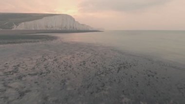 Seven Sisters uçurumları gün batımında, South Downs Ulusal Parkı, İngiltere. Hava aracı görünümü