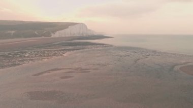 İngiltere 'nin South Downs Ulusal Parkı' nda gün batımında Seven Sisters uçurumları. Hava aracı görünümü