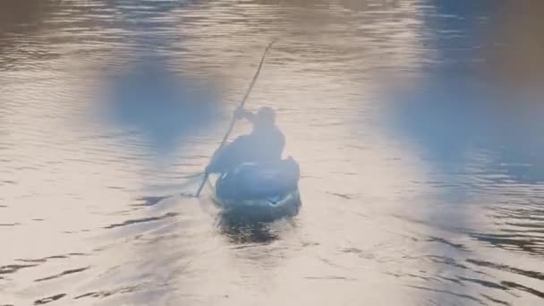 Man Paddles Kayak Waterways London Calm Relaxing Pace Cool Blue — Wideo stockowe