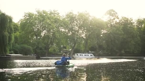 Man Kayak Paddles London City Canal Golden Hour Sunlight — Stockvideo