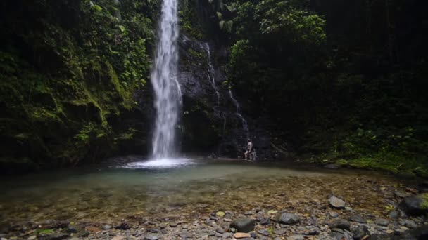 Tourist Walking Middle Healing Waterfall Mashpi Cloud Forest Ecuador Wide — Video