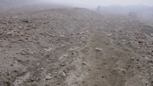 Man Running Volcanic Mountainside Foggy Moody Day Ecuador — Vídeo de stock