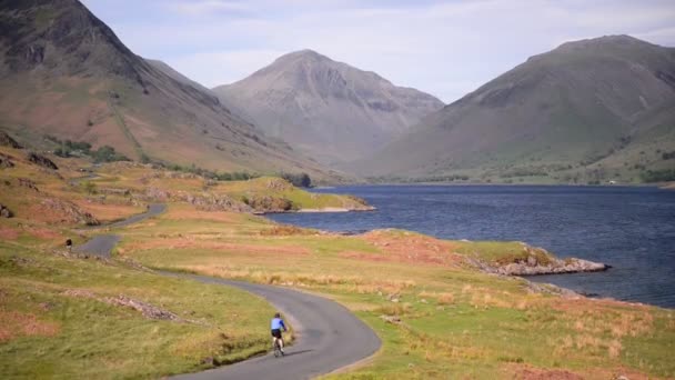 People Cycling Road Lake Mountains England Lake District Wide Shot — Vídeo de stock