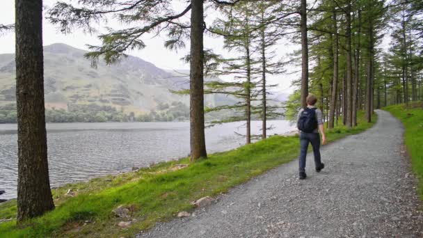 Man Walking Road Beautiful Peaceful Lake England Lake District Wide — Vídeo de stock