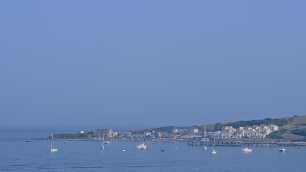 Beautiful Town Swanage England Blue Calm Ocean Clear Blue Sky — стоковое видео