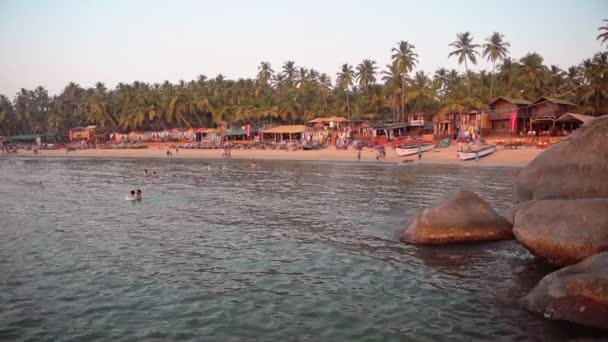 People Enjoying Cool Sea Water Big Rocks Palolem Beach Goa — Stock Video