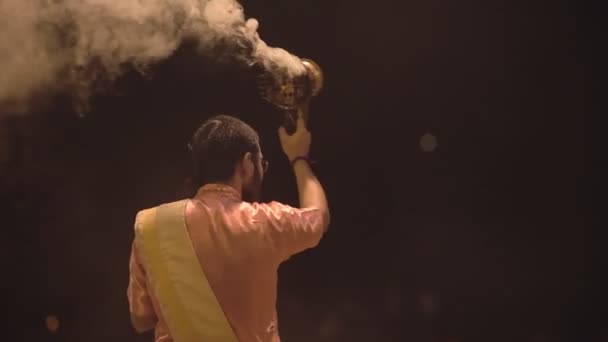 Hindu Ceremony India Man Performing Ganga Aarti Festival Front Altar — Stockvideo