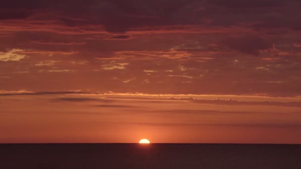 Sun Going Ocean Bright Red Orange Sunset Few Clouds — Stock video