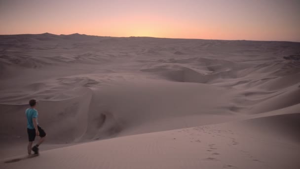 Man Walking Desert Dune Adventure Travel Holiday Sunset Peru — ストック動画