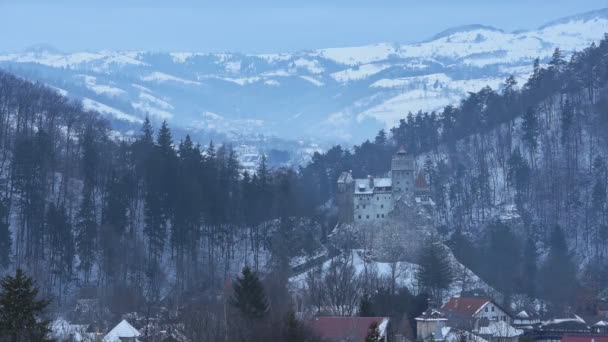Bran Castle Snowy Mountains Landscape View Romania Moody Day — стокове відео