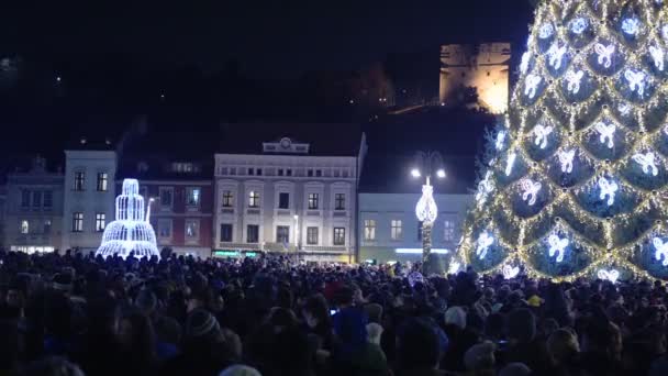People Waiting New Year Brasov Town Square Christmas Tree Romania — Video