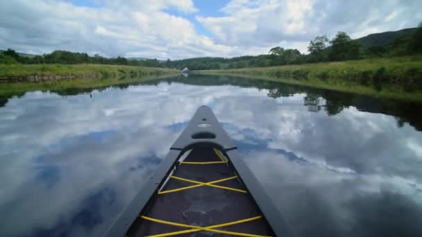 Tip Boat Sailing Caledonian Canal Clear Blue Sky Wide Shot — Vídeos de Stock