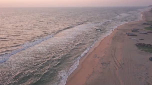 Stunning Scenery Waves Crashing Shore Varkala India Golden Hours Aerial — Stockvideo