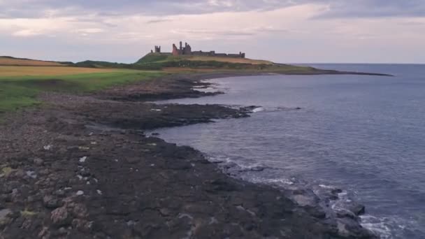 Iconic English Dunstanburgh Castle Sunset Northumberland England Aerial Drone View — стоковое видео