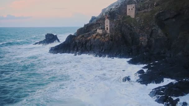 Waves Crashing Seashore Cliffs Botallack Tin Mines Cornwall England Sunset — Vídeo de Stock