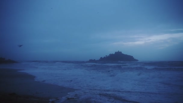 Blue Misty Waves Cornwall England Beach Seabrids Flying Overhead Wide — стокове відео
