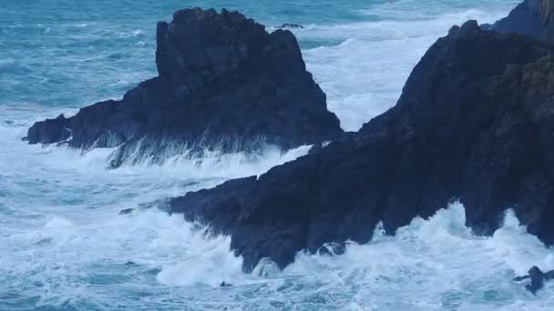 Ocean Waves Crashing Shoreline Cliffs Cornwall England Moody Windy Evening — Vídeo de Stock