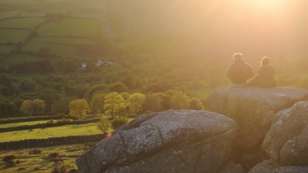 Couple Watching Sunset Sitting Rock Formations Dartmoor National Park Moorland — Stock videók